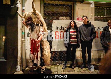 Alsasua, Spagna. 13 febbraio 2024. Un "Momotxorro", tipico del carnevale di Alsasua, riposa durante il carnevale che si tiene in una cittadina dei Pirenei di Navarra. Credito: SOPA Images Limited/Alamy Live News Foto Stock