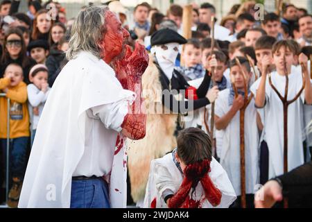 Alsasua, Spagna. 13 febbraio 2024. NOTA DELL'EDITORE: L'immagine contiene contenuti grafici. I membri del carnevale di Alsasua macchiano i loro volti di sangue ai carnevali di Alsasua. Credito: SOPA Images Limited/Alamy Live News Foto Stock