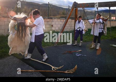 Alsasua, Spagna. 13 febbraio 2024. Un gruppo di "momotxorros" si prepara a celebrare il carnevale di Alsasua, dichiarato festival di interesse turistico a Navarra. (Foto di Elsa A Bravo/SOPA Images/Sipa USA) credito: SIPA USA/Alamy Live News Foto Stock