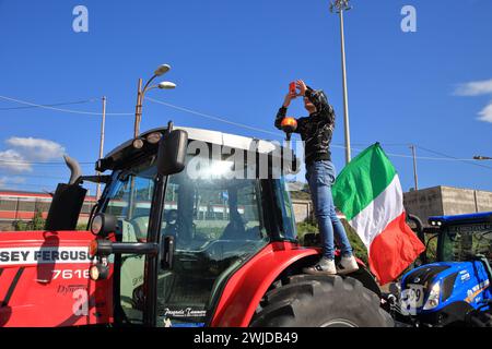 14 febbraio 2024, Salerno, Campania/Salerno, Italia: La mattina del 14 febbraio arrivarono a Salerno, dopo un lungo viaggio dalla città di Pontecagnano Faiano, oltre 100 trattori. Contadini della provincia di Salerno che si unirono con la loro guarnigione alla mobilitazione che sta attraversando l'Italia dal Nord al Sud del Paese. Proteste contro le politiche della Comunità europea in materia di gestione dell'agricoltura. Difesa del Made in Italy contro le importazioni straniere di prodotti non genuini come quelli della nostra terra. Sui trattori sono presenti solo le bandiere dell'Italia e nessuna associazione o ordine di acquisto Foto Stock