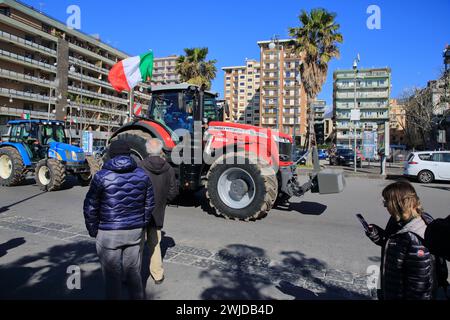 14 febbraio 2024, Salerno, Campania/Salerno, Italia: La mattina del 14 febbraio arrivarono a Salerno, dopo un lungo viaggio dalla città di Pontecagnano Faiano, oltre 100 trattori. Contadini della provincia di Salerno che si unirono con la loro guarnigione alla mobilitazione che sta attraversando l'Italia dal Nord al Sud del Paese. Proteste contro le politiche della Comunità europea in materia di gestione dell'agricoltura. Difesa del Made in Italy contro le importazioni straniere di prodotti non genuini come quelli della nostra terra. Sui trattori sono presenti solo le bandiere dell'Italia e nessuna associazione o ordine di acquisto Foto Stock