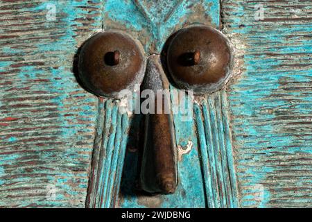 Foto macro di una figura reliquiaria Kota in legno del Gabon. Arte tribale africana, che mostra maestria artigianale e simbolismo spirituale. Foto Stock