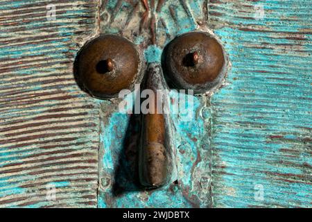 Foto macro di una figura reliquiaria Kota in legno del Gabon. Arte tribale africana, che mostra maestria artigianale e simbolismo spirituale. Foto Stock
