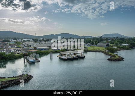 Canale di Panama, Panama - 24 luglio 2023: Corozal Oeste Landing, uragano nazionale e centro previsioni meteorologiche, con brevi pontili verdi che proteggono Foto Stock