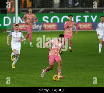 Swansea, Regno Unito. 13 febbraio 2024. Georginio Rutter di Leeds Utd (c) in azione. Partita del campionato EFL Skybet, Swansea City contro Leeds Utd allo Stadio Swansea.com di Swansea, Galles, martedì 13 febbraio 2024. Questa immagine può essere utilizzata solo per scopi editoriali. Solo per uso editoriale, foto di Andrew Orchard/Andrew Orchard fotografia sportiva/Alamy Live news credito: Andrew Orchard fotografia sportiva/Alamy Live News Foto Stock