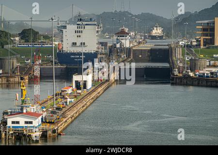 Canale di Panama, Panama - 24 luglio 2023: Le chiuse di Miraflores vanno verso nord sotto il cielo azzurro. Grandi navi, una chiusa, l'altra sul lago Miraflores. Centenario b Foto Stock