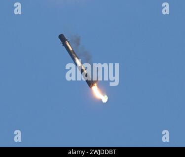 Il primo stadio dello SpaceX Falcon 9 torna alla Landing zone 2 dopo aver lanciato sei satelliti nella missione USSF-124 alla Cape Canaveral Space Force Station, Florida, mercoledì 14 febbraio 2024. Foto di Joe Marino/UPI credito: UPI/Alamy Live News Foto Stock