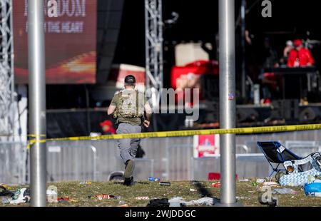 Kansas City, Stati Uniti. 14 febbraio 2024. Un agente dell'FBI corre verso Union Station dopo una sparatoria a seguito della parata della vittoria del Super Bowl LVIII dei Kansas City Chiefs mercoledì 14 febbraio 2024 a Kansas City, Missouri. (Foto di Nick Wagner/The Kansas City Star/TNS/Sipa USA) credito: SIPA USA/Alamy Live News Foto Stock