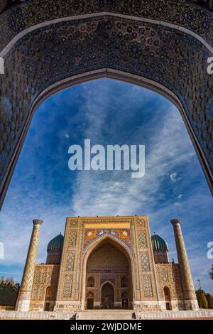 Sher dor madrassah visto dal diwan di Ulug-Beg Madrassah Foto Stock