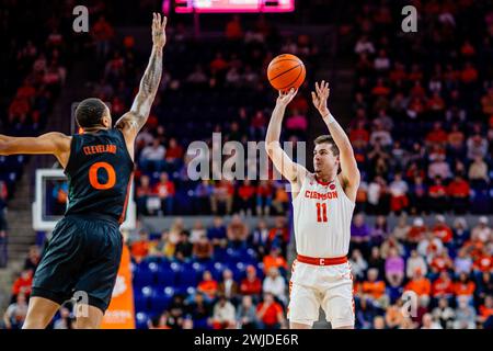 Clemson, South Carolina, Stati Uniti. 14 febbraio 2024. La guardia dei Clemson Tigers Joseph Girard III (11) spara contro la guardia dei Miami (FL) degli Hurricanes Matthew Cleveland (0) nel match di basket ACC al Littlejohn Coliseum di Clemson, SC. (Scott Kinser/CSM). Crediti: csm/Alamy Live News Foto Stock