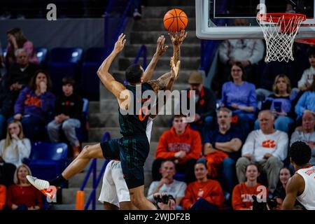 Clemson, South Carolina, Stati Uniti. 14 febbraio 2024. La guardia degli Hurricanes di Miami (FL) Matthew Cleveland (0) viene fallottata mentre spara contro i Clemson Tigers nel match di pallacanestro ACC al Littlejohn Coliseum di Clemson, SC. (Scott Kinser/CSM). Crediti: csm/Alamy Live News Foto Stock