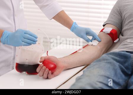 Paziente sottoposto a trasfusione di sangue in ospedale, primo piano Foto Stock