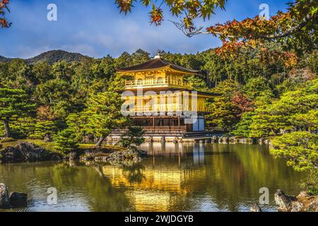 La cascata colorata lascia la riflessione sull'acqua Kinkaku-Ji Rokuon-Ji Padiglione dorato Zen Buddhist Temple Park Kyoto Giappone. Risale al 1397, sito Patrimonio dell'Umanità. Foto Stock