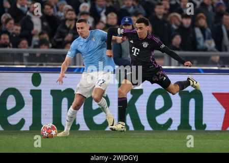 Roma, Italia. 14 febbraio 2024. Jamal Musiala del Bayern München si scontra con Adam Marusic del SS Lazio durante la partita di UEFA Champions League all'Olimpico di Roma. Il credito per immagini dovrebbe essere: Jonathan Moscrop/Sportimage Credit: Sportimage Ltd/Alamy Live News Foto Stock