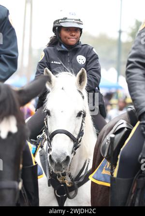 New Orleans, Stati Uniti. 13 febbraio 2024. Un ufficiale del dipartimento di polizia di New Orleans a cavallo posa durante la Zulu Parade a St Charles Avenue a New Orleans, Louisiana martedì 13 febbraio 2023. (Foto di Peter G. Forest/SipaUSA) credito: SIPA USA/Alamy Live News Foto Stock