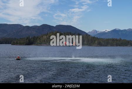 US Coast Guard elicottero e barca la pratica di manovre di soccorso in acqua sul giorno di estate fuori di Sitka, Alaska, Stati Uniti d'America. Foto Stock