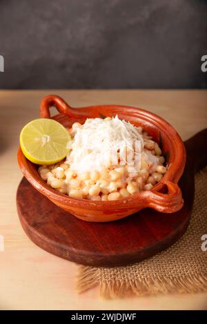 Esquites. Chicchi di mais cotti e serviti con maionese, panna acida, limone e peperoncino in polvere, cibo di strada molto popolare in Messico, noto anche come Elote en Vas Foto Stock