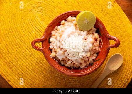 Esquites. Chicchi di mais cotti e serviti con maionese, panna acida, limone e peperoncino in polvere, cibo di strada molto popolare in Messico, noto anche come Elote en Vas Foto Stock