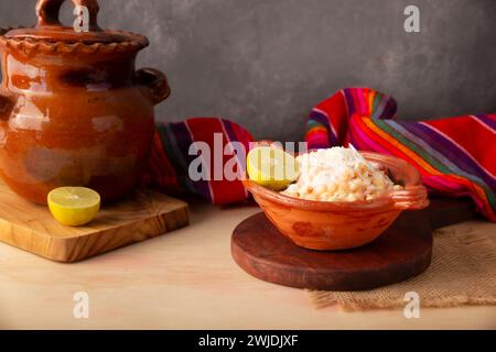 Esquites. Chicchi di mais cotti e serviti con maionese, panna acida, limone e peperoncino in polvere, cibo di strada molto popolare in Messico, noto anche come Elote en Vas Foto Stock