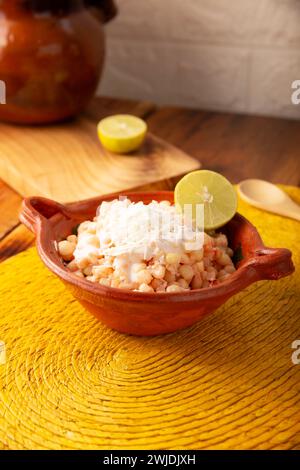 Esquites. Chicchi di mais cotti e serviti con maionese, panna acida, limone e peperoncino in polvere, cibo di strada molto popolare in Messico, noto anche come Elote en Vas Foto Stock