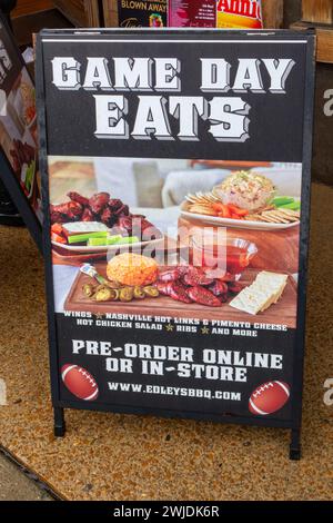 Cartello con la scritta "Game Day Eats" di fronte all'Edley's Barbecue, un ristorante a conduzione familiare situato nel quartiere 12 sud di Nashville, Tennessee, Stati Uniti. Foto Stock