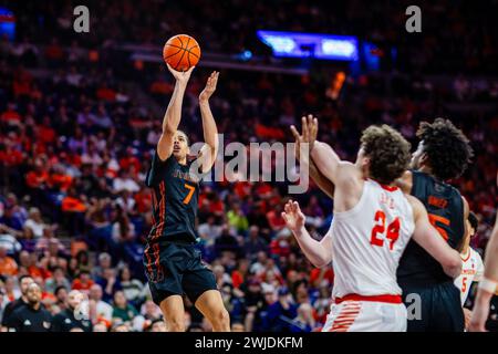 Clemson, South Carolina, Stati Uniti. 14 febbraio 2024. Gli Hurricanes di Miami (FL) guardano Kyshawn George (7) spara contro i Clemson Tigers nel match di basket ACC al Littlejohn Coliseum di Clemson, SC. (Scott Kinser/CSM). Crediti: csm/Alamy Live News Foto Stock