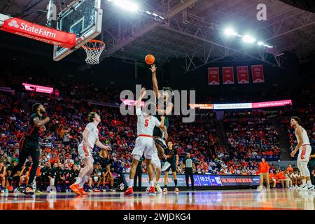 Clemson, South Carolina, Stati Uniti. 14 febbraio 2024. L'attaccante dei Miami Hurricanes Norchad Omier (15) tira contro i Clemson Tigers nel match di basket ACC al Littlejohn Coliseum di Clemson, SC. (Scott Kinser/CSM). Crediti: csm/Alamy Live News Foto Stock