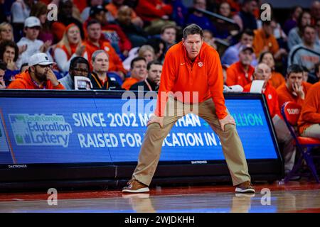 Clemson, South Carolina, Stati Uniti. 14 febbraio 2024. L'allenatore dei Clemson Tigers Brad Brownell durante il secondo tempo contro i Miami (FL) Hurricanes nel match di pallacanestro ACC al Littlejohn Coliseum di Clemson, SC. (Scott Kinser/CSM). Crediti: csm/Alamy Live News Foto Stock