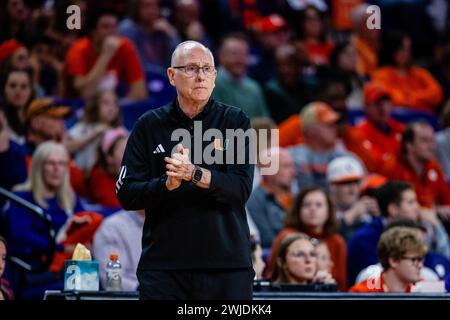 Clemson, South Carolina, Stati Uniti. 14 febbraio 2024. L'allenatore dei Miami Hurricanes Jim Larranaga durante il secondo tempo contro i Clemson Tigers nel match di pallacanestro ACC al Littlejohn Coliseum di Clemson, SC. (Scott Kinser/CSM). Crediti: csm/Alamy Live News Foto Stock