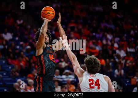 Clemson, South Carolina, Stati Uniti. 14 febbraio 2024. L'attaccante dei Miami Hurricanes Norchad Omier (15) tira contro i Clemson Tigers nel match di basket ACC al Littlejohn Coliseum di Clemson, SC. (Scott Kinser/CSM). Crediti: csm/Alamy Live News Foto Stock