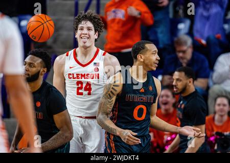 Clemson, South Carolina, Stati Uniti. 14 febbraio 2024. Il centro dei Clemson Tigers PJ Hall (24) celebra dopo aver attirato il fallo dalla guardia degli Hurricanes di Miami (FL) Matthew Cleveland (0) nella partita di pallacanestro ACC al Littlejohn Coliseum di Clemson, SC. (Scott Kinser/CSM). Crediti: csm/Alamy Live News Foto Stock