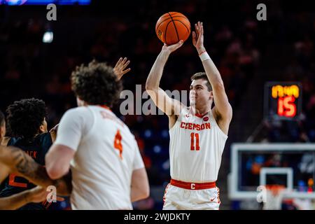 Clemson, South Carolina, Stati Uniti. 14 febbraio 2024. La guardia dei Clemson Tigers Joseph Girard III (11) spara contro i Miami Hurricanes nel match di basket ACC al Littlejohn Coliseum di Clemson, SC. (Scott Kinser/CSM). Crediti: csm/Alamy Live News Foto Stock