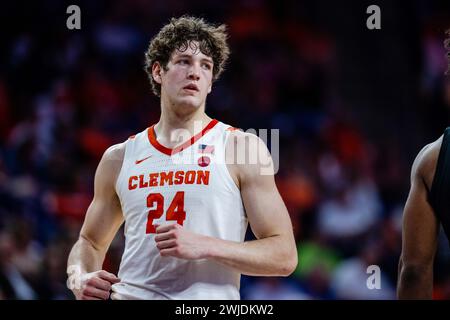 Clemson, South Carolina, Stati Uniti. 14 febbraio 2024. Il centro dei Clemson Tigers PJ Hall (24) torna contro i Miami Hurricanes nella partita di pallacanestro ACC al Littlejohn Coliseum di Clemson, SC. (Scott Kinser/CSM). Crediti: csm/Alamy Live News Foto Stock