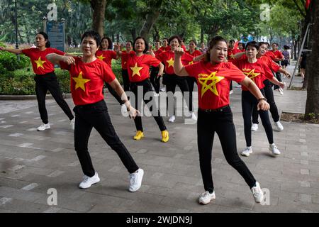 Donne che fanno esercizi mattutini intorno al lago Hoan Kiem ad Hanoi, Vietnam, durante la giornata nazionale del Vietnam Foto Stock