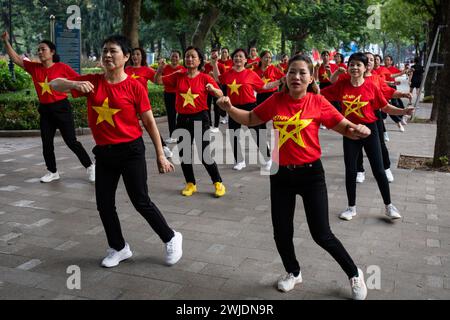 Donne che fanno esercizi mattutini intorno al lago Hoan Kiem ad Hanoi, Vietnam, durante la giornata nazionale del Vietnam Foto Stock