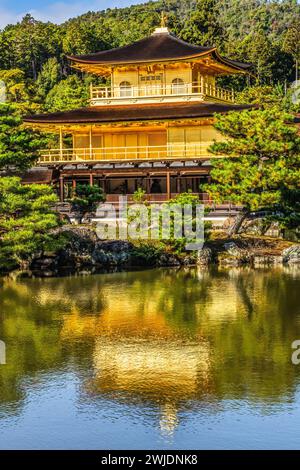 Colorato Giardino della riflessione sull'acqua Kinkaku-Ji Rokuon-Ji Padiglione dorato Parco del Tempio buddista Zen Kyoto Giappone. Risale al 1397, sito Patrimonio dell'Umanità. Foto Stock