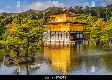 Colorato Giardino della riflessione sull'acqua Kinkaku-Ji Rokuon-Ji Padiglione dorato Parco del Tempio buddista Zen Kyoto Giappone. Risale al 1397, sito Patrimonio dell'Umanità. Foto Stock