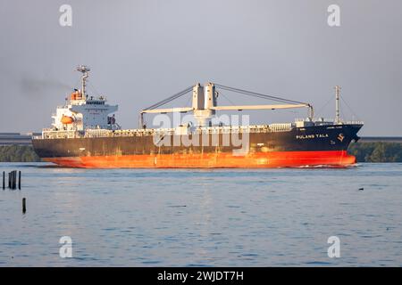 SAMUT PRAKAN, THAILANDIA, DEC 15 2023, la nave cargo PULANG TALA naviga dal fiume Chao Phraya verso un mare aperto Foto Stock