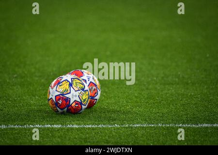 Parigi, Francia. 14 febbraio 2024. Questa fotografia mostra il pallone ufficiale della partita di calcio della UEFA Champions League tra il Paris Saint-Germain e il Real Sociedad allo stadio Parc des Princes di Parigi, Francia, il 14 febbraio 2024. Foto di Firas Abdullah/ABACAPRESS.COM credito: Abaca Press/Alamy Live News Foto Stock