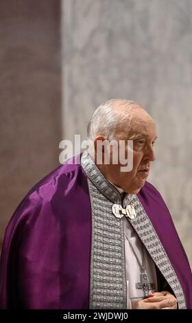 Roma, Italia. 14 febbraio 2024. Papa Francesco celebra la messa del mercoledì delle ceneri nella Basilica di Santa Sabina a Roma, Italia, il 14 febbraio 2024. Foto di (EV) Galazka Vatican Pool/ABACAPRESS.COM credito: Abaca Press/Alamy Live News Foto Stock