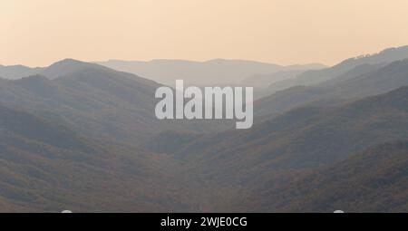 Mattinata nebbiosa al Pinnacle Overlook, Cumberland Gap National Historical Park Foto Stock