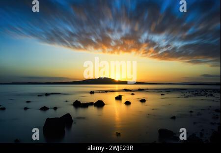Immagine a lunga esposizione dell'alba sull'isola di Rangitoto. Spiaggia di Takapuna. Auckland. Foto Stock