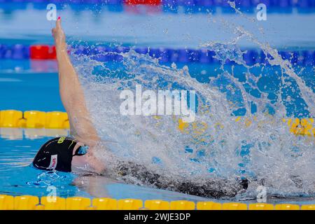 Doha, Qatar. 14 febbraio 2024. DOHA, QATAR - 14 FEBBRAIO: Maaike de Waard dei Paesi Bassi e Costanza Cocconcelli dell'Italia gareggiano nelle semifinali femminili 50m backstroke Swim-off il giorno 13: Nuoto dei Campionati mondiali di acqua di Doha 2024 il 14 febbraio 2024 a Doha, Qatar. (Foto di MTB-Photo/BSR Agency) credito: BSR Agency/Alamy Live News Foto Stock