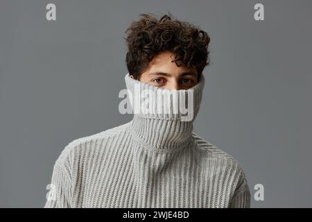 Uomo d'inverno uomo uomo barba maschile ragazzo caucasico stile di vita adulto ritratto giovane volto Foto Stock