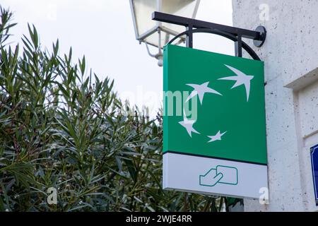 Bordeaux , Francia - 02 12 2024 : bancomat con logo BNP Paribas e cartello di testo fuori dalla facciata d'ingresso dell'ufficio della banca francese di parigi Foto Stock