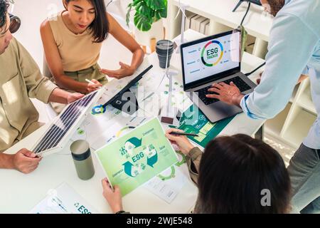 Brainstorming del team Diversity incentrato sull'ESG (ambiente, sociale, governance) per gli obiettivi degli sdg in un ufficio ecologico sostenibile Foto Stock