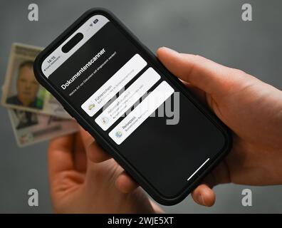 PRODUZIONE - 8 febbraio 2024, Assia, Francoforte sul meno: Un'app che funge da scanner di documenti per patenti di guida, carte d'identità o passaporti viene presentata sul cellulare di un agente di polizia nell'Innovation Hub 110 della polizia dell'Assia. Incidenti stradali o furti: Gli agenti di polizia sono in grado di elaborare un numero sempre maggiore di casi sui loro cellulari. Foto: Arne Dedert/dpa Foto Stock