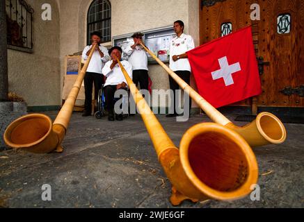 Musicisti svizzeri che suonano l'alphorn a Zermatt (Alpi svizzere) Foto Stock