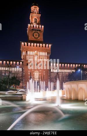 Vista notturna del Castello Sforzesco, Milano, Lombardia, Italia Foto Stock