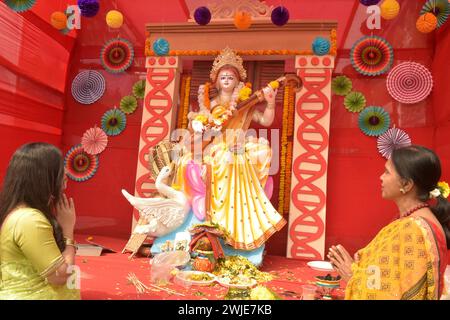 Dacca. 15 febbraio 2024. I devoti indù adorano un idolo della dea Saraswati durante il Saraswati Puja Festival in un tempio a Dacca, Bangladesh, 14 febbraio 2024. La comunità indù in Bangladesh mercoledì ha celebrato il Saraswati Puja Festival adorando Saraswati, la dea indù della conoscenza, della saggezza, delle arti e della musica. Crediti: Xinhua/Alamy Live News Foto Stock